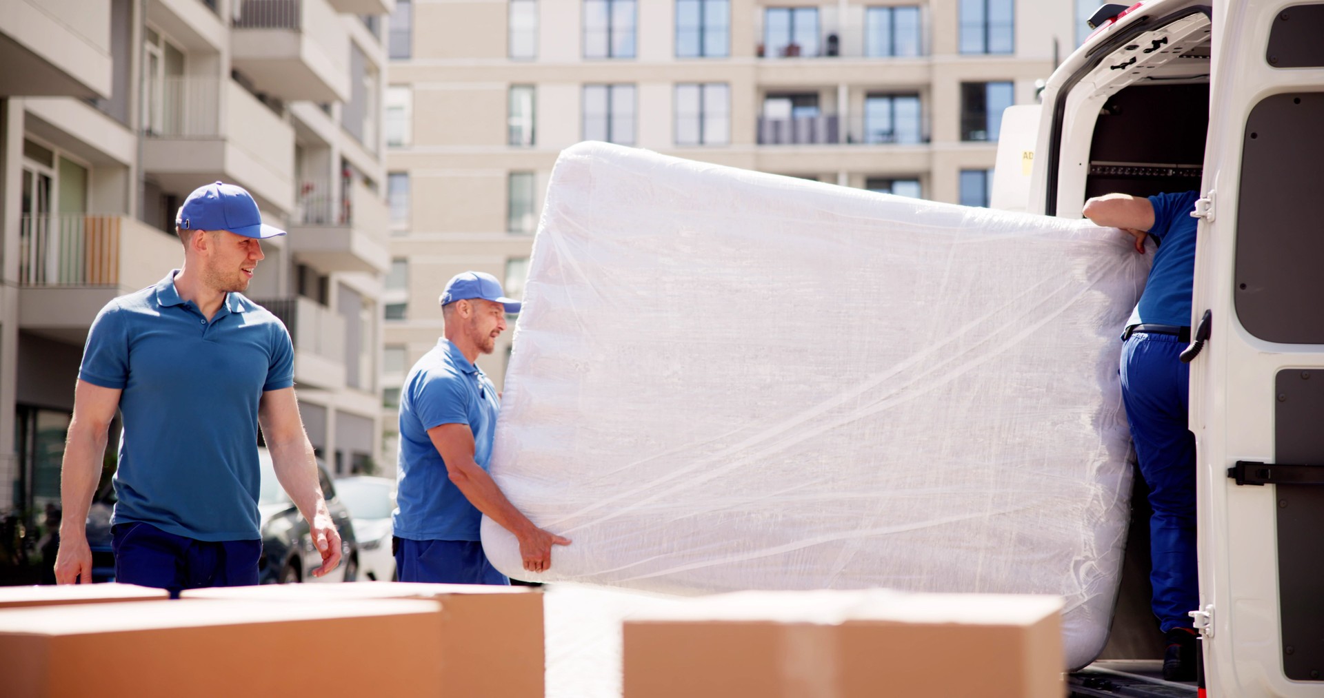 Professioneller Umzugsservice: Young Movers transportieren Matratze zur Lieferung